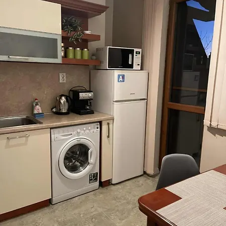 Heart Of - 2 Bedrooms, Private Garage Appartement